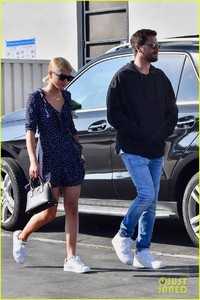 scott-disick-sofia-richie-have-mall-date-in-malibu-02.jpg