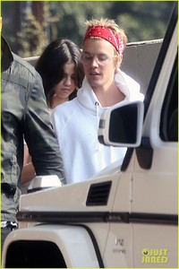 selena-gomez-justin-bieber-church-services-01.jpg