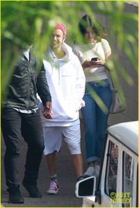 selena-gomez-justin-bieber-church-services-02.jpg