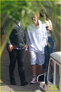 selena-gomez-justin-bieber-church-services-03.jpg