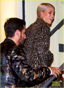 sofia-richie-is-all-smiles-during-night-out-with-scott-disick-04.jpg