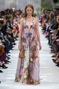 valentino-rs18-3767.thumb.jpg.a32dad685d005f3d1eadd471f32b82cd.jpg