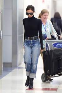 victoria-beckham-arrives-at-jfk-airport-in-nyc-10-11-2017-4.jpg