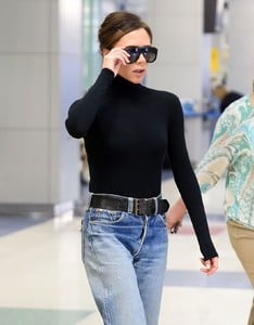 victoria-beckham-arrives-at-jfk-airport-in-nyc-10-11-2017-5.jpg