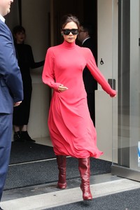 victoria-beckham-wears-red-leaves-her-hotel-in-new-york-10-12-2017-1.jpg