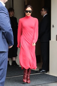 victoria-beckham-wears-red-leaves-her-hotel-in-new-york-10-12-2017-2.jpg