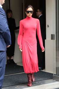 victoria-beckham-wears-red-leaves-her-hotel-in-new-york-10-12-2017-3.jpg