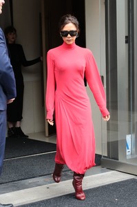 victoria-beckham-wears-red-leaves-her-hotel-in-new-york-10-12-2017-4.jpg