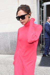 victoria-beckham-wears-red-leaves-her-hotel-in-new-york-10-12-2017-6.jpg