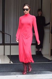 victoria-beckham-wears-red-leaves-her-hotel-in-new-york-10-12-2017-7.jpg