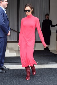 victoria-beckham-wears-red-leaves-her-hotel-in-new-york-10-12-2017-8.jpg