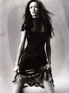 vogue_uk_nov_1998_26.thumb.jpg.8d211086cc592b1a2903f579483f25ba.jpg