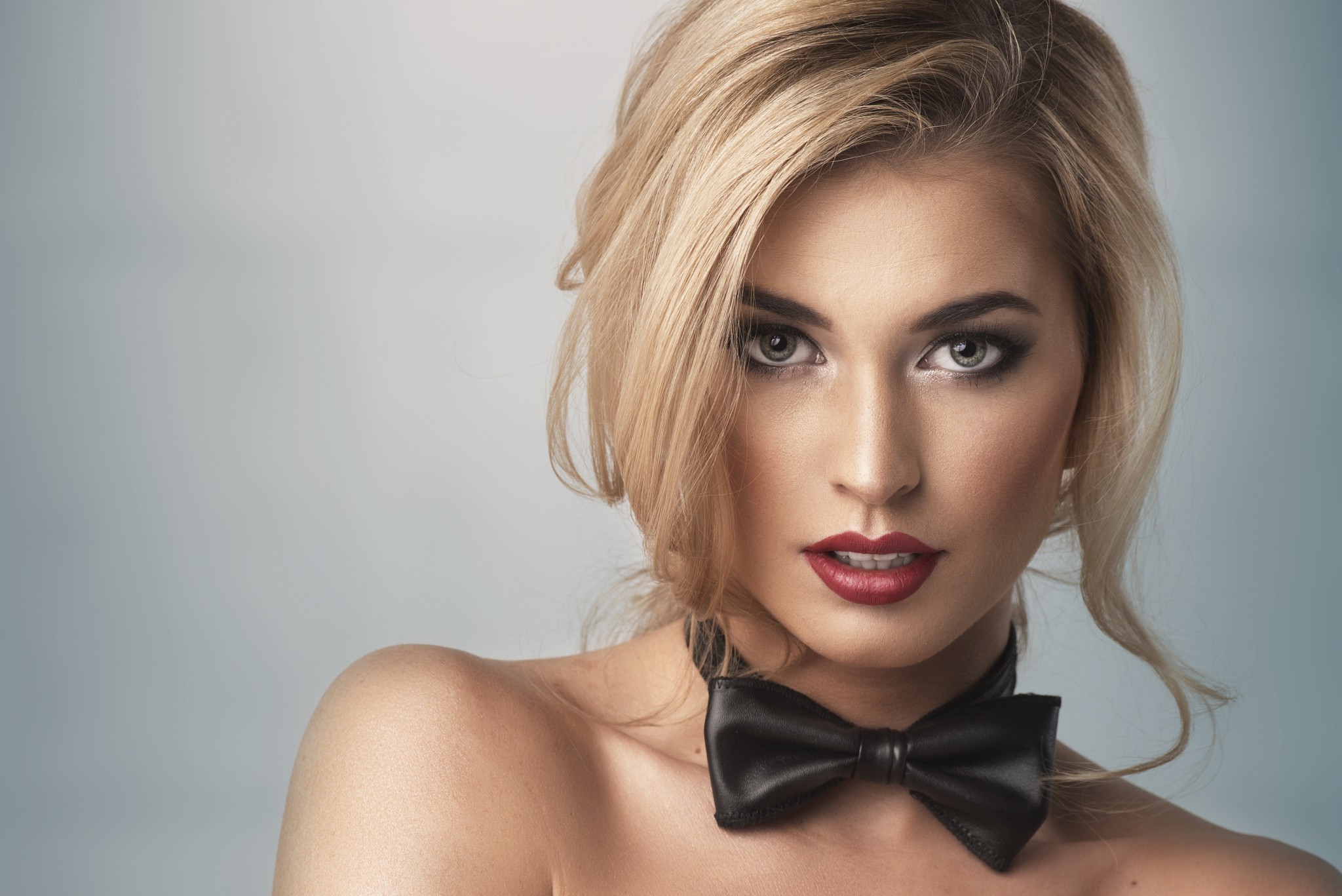 Wallup blonde with green eyes