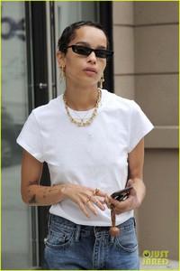 zoe-kravitz-morning-coffee-run-02.jpg