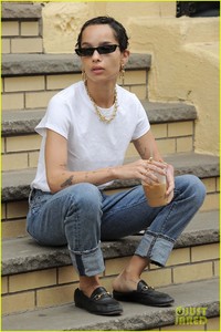 zoe-kravitz-morning-coffee-run-03.jpg