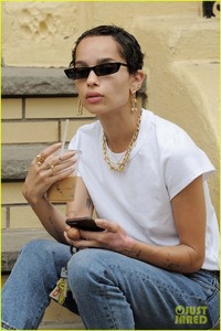 zoe-kravitz-morning-coffee-run-04.jpg