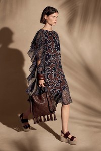 03-Michael-Kors-Resort-18.thumb.jpg.b3a2d616b8fbacdd4e8c8f14a059c854.jpg