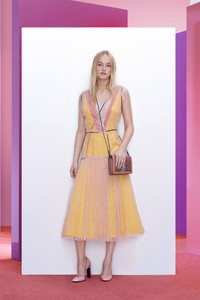 08-bottega-veneta-pre-fall-2018.thumb.jpg.77266cf684586989215d8b00fa0c7cc4.jpg