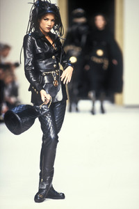 0_chanel-fw-1992-1_html.thumb.JPEG.2ba6cf06ca65e75883c150fafba8990f.JPEG