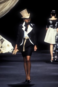 0_christian-dior-hc-ss-1994-1_html.thumb.JPEG.a98d3e8f6e21c556295d8bd4e3eefd4f.JPEG