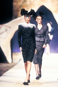 0_john-galliano-fw-1996-1_html.thumb.JPEG.119576c604d66f04b91cf8f6befe8cc0.JPEG