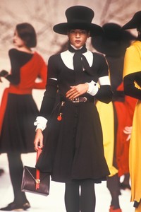 0_karl-lagerfeld-fw-1988-1_html.thumb.JPEG.6610f20eb475fc47f7f037d289857d25.JPEG