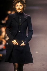 0_karl-lagerfeld-fw-1994-1_html.thumb.JPEG.b73c5cc04abe8d026ea0814a6c5a1d8d.JPEG