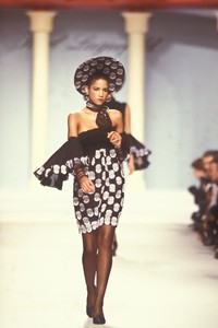 0_karl-lagerfeld-ss-1988-1_html.thumb.JPEG.53b5e0fc8600cb4b9d869b097d8d7815.JPEG
