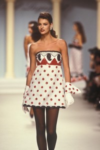 0_karl-lagerfeld-ss-1988-1_html.thumb.JPEG.b6dc8d8c52a1b8d54f7db81fa18c62ea.JPEG