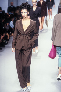 0_karl-lagerfeld-ss-1996-5_html.thumb.JPEG.0e43c48856d62856e1f31fa85e72e9a7.JPEG