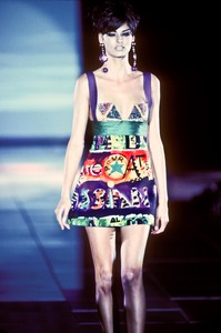 0_versace-ss-1991-22_html.thumb.JPEG.f9be260ef63de8bcfbdb99eac52e3cd9.JPEG