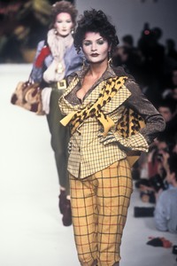 0_vivenne-westwood-fw-1995-1_html.thumb.JPEG.c9ddfd332420aab6d859a1ddd9c98cc0.JPEG