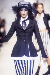 10_karl-lagerfeld-ss-1993-1_html.thumb.JPEG.9f7156d11874bbad918bc153adb1b041.JPEG