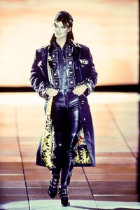 10_versace-fw-1992-11_html.thumb.JPEG.add99b3e4880c5e2ec2d08713b767b83.JPEG