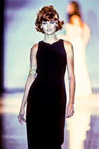 10_versace-ss-1992-11_html.thumb.JPEG.359d3e8000a2032e119f2dd3f4107ee4.JPEG