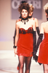 11_enrico-coveri-fw-1988-8_html.thumb.JPEG.cf7ed87c4098bf16d8133c851227a00a.JPEG