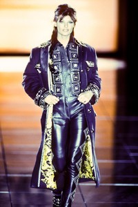 11_versace-fw-1992-12_html.thumb.JPEG.0bf53ed839b6f087a1d23cde238a5446.JPEG