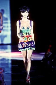 11_versace-ss-1991-21_html.thumb.JPEG.05ae1b1103fc725b8fd46f6932b5935a.JPEG