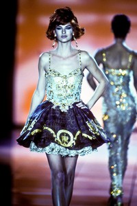 11_versace-ss-1992-12_html.thumb.JPEG.a9e84c7f051b39880d7ccaee40ef234a.JPEG