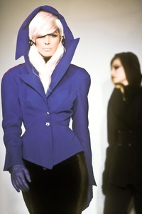 12_thierry-mugler-fw-1991-13_html.thumb.JPEG.079bf4c571eef8511380ec8f8659a14b.JPEG