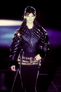 13_versace-fw-1992-14_html.thumb.JPEG.a1140cdc85968cead4eaa2247dbbc25b.JPEG