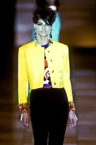 14_versace-ss-1991-36_html.thumb.JPEG.23fcb011dfb3a1030d743ca0657ba57b.JPEG