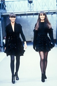 1_azzedine-alaia-fw-1989-2_html.thumb.JPEG.8a8f73ef0ed8398a404e431f65c8c36f.JPEG