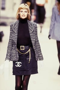 1_chanel-fw-1994-2_html.thumb.JPEG.2b7483165a6ce3051a8985def8dc38eb.JPEG