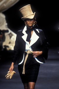 1_christian-dior-hc-ss-1994-2_html.thumb.JPEG.20d28265725b8f1cdc9b3d0a098e32bc.JPEG