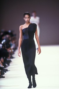1_comme-des-garcons-ss-1988-2_html.thumb.JPEG.952b40de3b2939a5c9e7716e20e0c2fa.JPEG