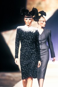 1_john-galliano-fw-1996-2_html.thumb.JPEG.68c7cdfdf394648463dc461f4f4209e2.JPEG