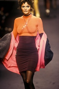 1_karl-lagerfeld-fw-1994-2_html.thumb.JPEG.9414d62efe53d5a494cafe78a9e3a383.JPEG