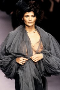 1_karl-lagerfeld-fw-1995-2_html.thumb.JPEG.50c1d8a2fadfb67f9539cf979c761d61.JPEG