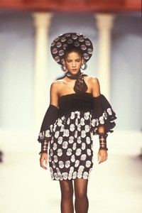 1_karl-lagerfeld-ss-1988-2_html.thumb.JPEG.e8a13fca83184b06559d8d08353d3ef2.JPEG